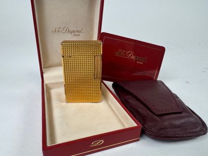 S.T. DUPONT à Paris.
Briquet en métal doré...