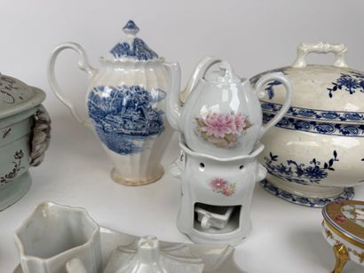 Important lot en faïence et porcelaine polychrome...