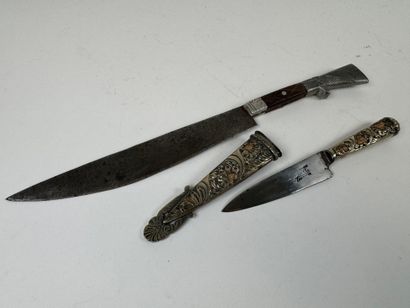 Petite dague et stylet en métal et bois.
L....
