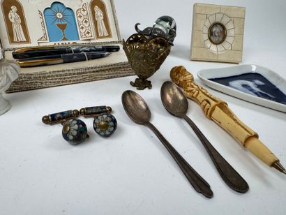 Lot d'objets de vitrine comprenant :
- miniature...