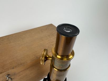 LEMARLDELEY à Paris.
Microscope en laiton...