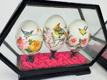 ASIE, XXe.
Petite collection d'œufs peints...