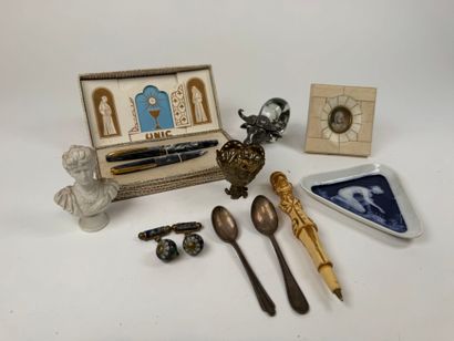 Lot d'objets de vitrine comprenant :
- miniature...