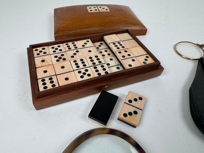 Lot d'objets de vitrine comprenant :
- une...