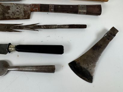 Lot de haches et flèches en métal et bois.
L....
