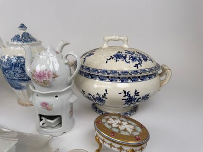 Important lot en faïence et porcelaine polychrome...