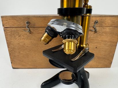 LEMARLDELEY à Paris.
Microscope en laiton...
