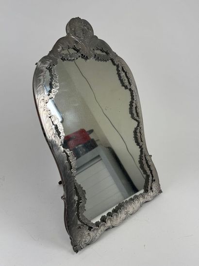 Miroir de table en métal argenté ciselé à...