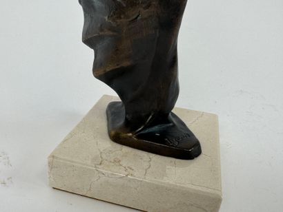 SERN (XXe).
Femme à la robe.
Sujet en résine...