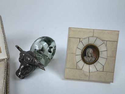 Lot d'objets de vitrine comprenant :
- miniature...