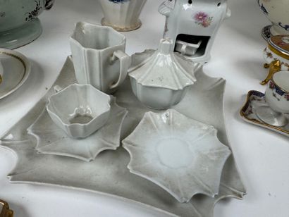 Important lot en faïence et porcelaine polychrome...