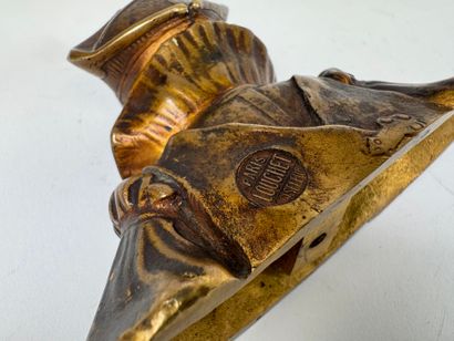 LOUCHET à Paris.
Petit presse-papier en bronze...