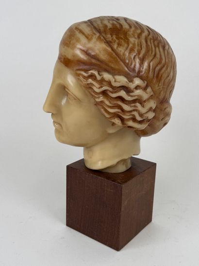 École, XXe.
Tête de femme en cire.
Présentée...