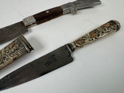 Petite dague et stylet en métal et bois.
L....