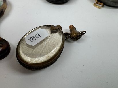 Lot d'objets de vitrine comprenant :
- une...