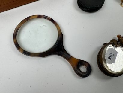 Lot d'objets de vitrine comprenant :
- une...
