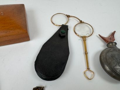 Lot d'objets de vitrine comprenant :
- une...