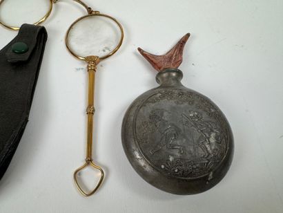 Lot d'objets de vitrine comprenant :
- une...