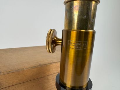 LEMARLDELEY à Paris.
Microscope en laiton...