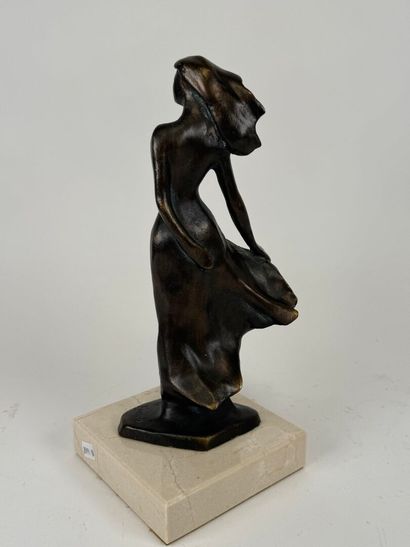 SERN (XXe).
Femme à la robe.
Sujet en résine...