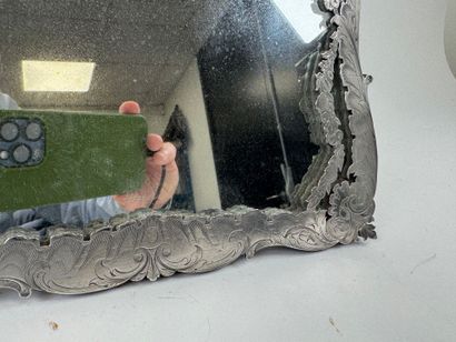 Miroir de table en métal argenté ciselé à...