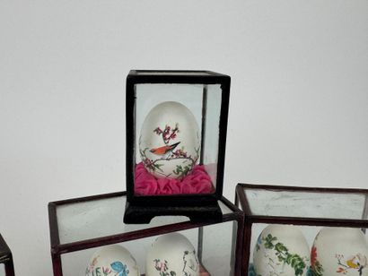 ASIE, XXe.
Petite collection d'œufs peints...