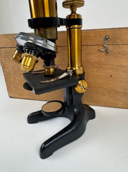 LEMARLDELEY à Paris.
Microscope en laiton...