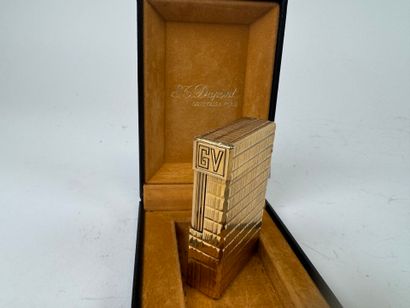 S.T. DUPONT à Paris.
Briquet en métal doré...