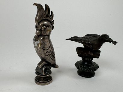 Deux cachets en bronze argenté à décor d'un...