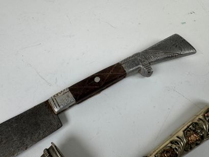Petite dague et stylet en métal et bois.
L....
