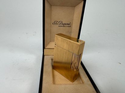 S.T. DUPONT à Paris.
Briquet en métal doré.
1,5...