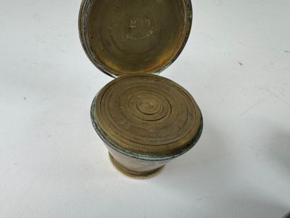 Lot d'objets de vitrine comprenant :
- une...