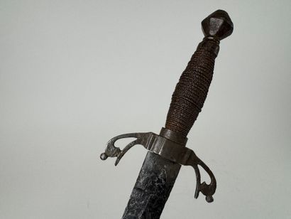 Petite dague en métal, la garde ajourée.
L....
