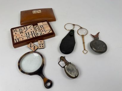 Lot d'objets de vitrine comprenant :
- une...