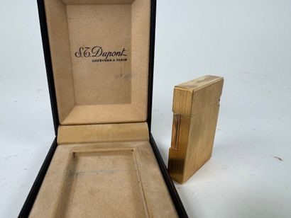 S.T. DUPONT à Paris.
Briquet en métal doré.
1,5...