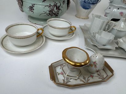 Important lot en faïence et porcelaine polychrome...