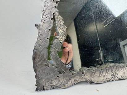 Miroir de table en métal argenté ciselé à...