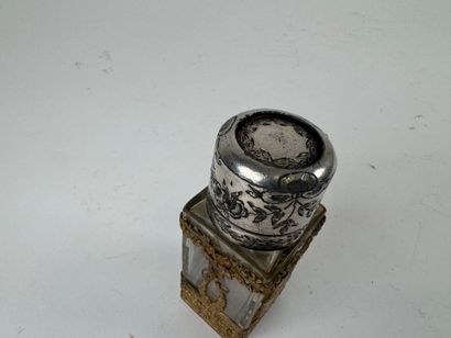 Flacon à parfum en verre, la monture en laiton...