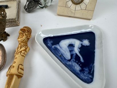 Lot d'objets de vitrine comprenant :
- miniature...