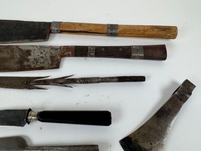 Lot de haches et flèches en métal et bois.
L....