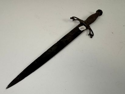 Petite dague en métal, la garde ajourée.
L....