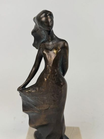 SERN (XXe).
Femme à la robe.
Sujet en résine...