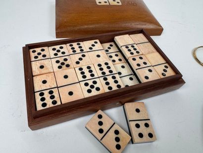 Lot d'objets de vitrine comprenant :
- une...