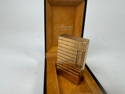 S.T. DUPONT à Paris.
Briquet en métal doré...