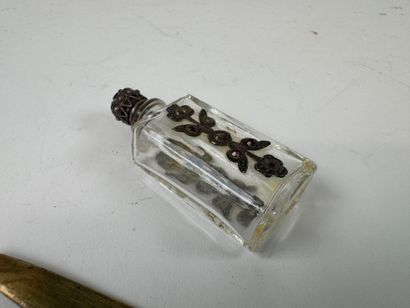 Lot d'objets de vitrine comprenant :
- Georges...