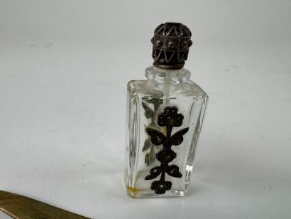 Lot d'objets de vitrine comprenant :
- Georges...