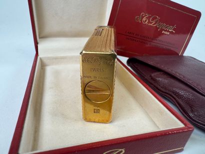 S.T. DUPONT à Paris.
Briquet en métal doré...