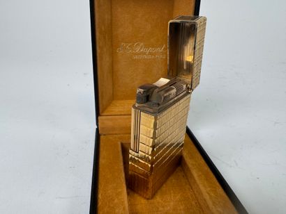 S.T. DUPONT à Paris.
Briquet en métal doré...