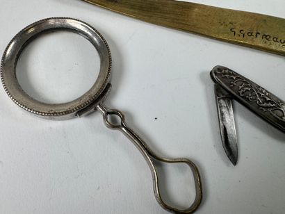 Lot d'objets de vitrine comprenant :
- Georges...
