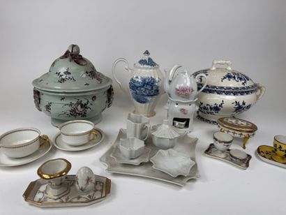 Important lot en faïence et porcelaine polychrome...